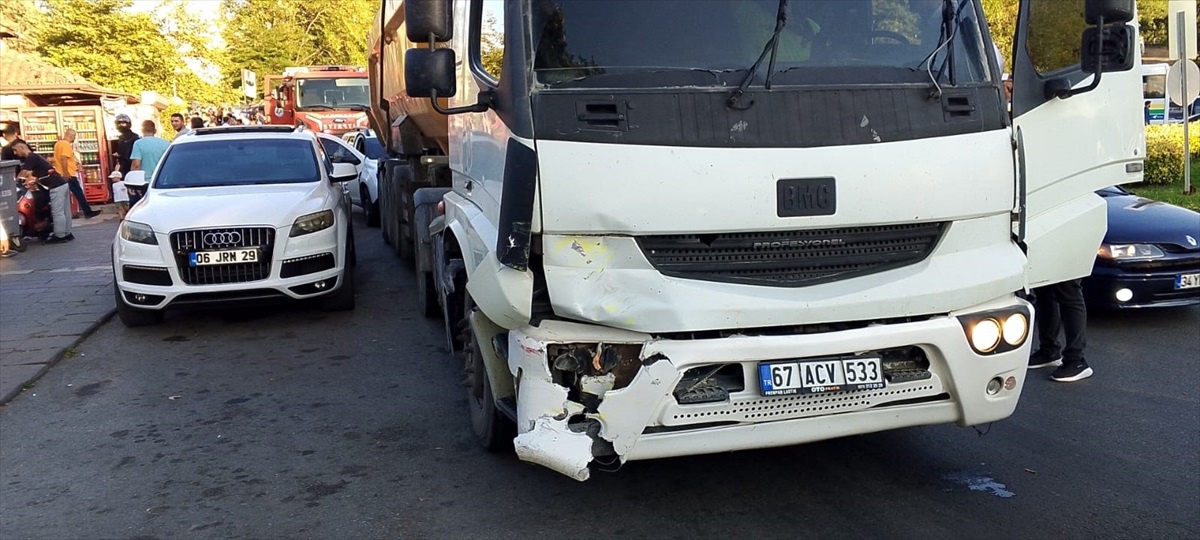 Zonguldak\'ta kamyonun çarptığı takside 1 ölü, 4 yaralı