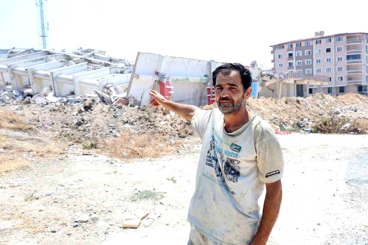 Hatay\'da depremde zarar gören 16 katlı bina kontrollü olarak yıkıldı