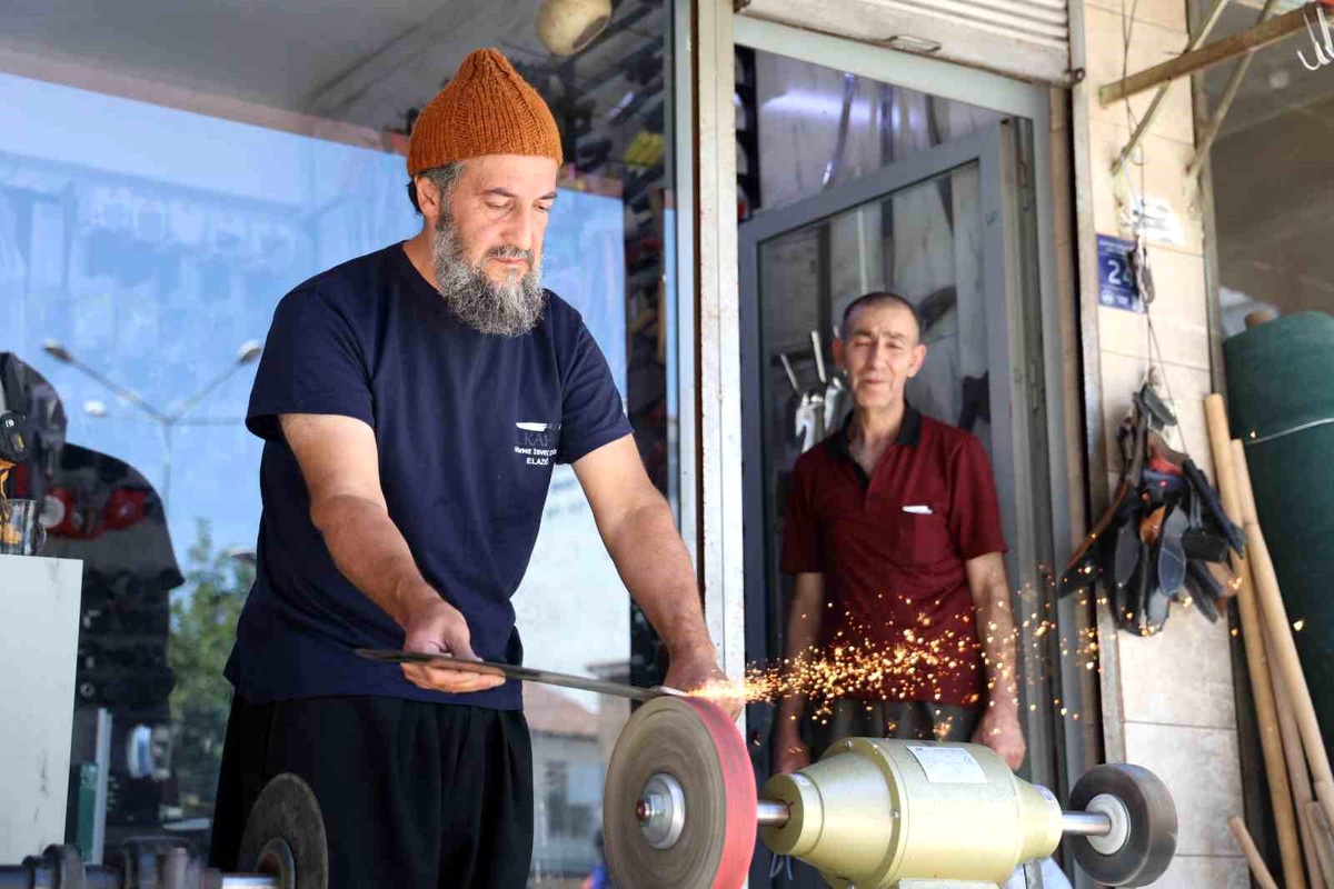 Elazığ\'da Bıçak Bileme Ustası Mesleğini Devam Ettiriyor