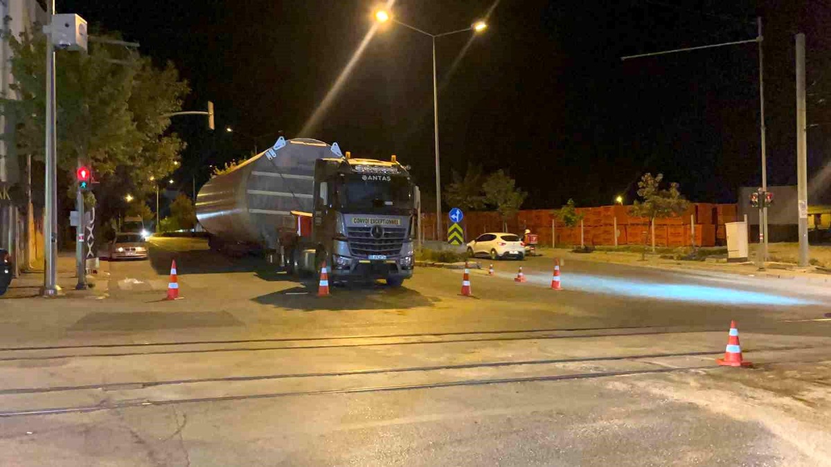 86 Tonluk Rüzgar Türbini Taşıyan Tır Eskişehir\'de Arıza Yaptı