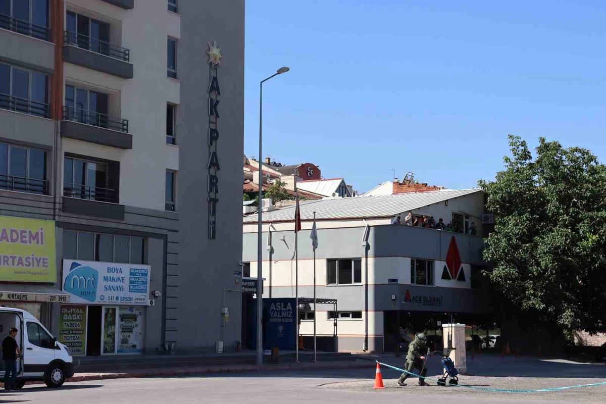 AK Parti Kayseri İl Başkanlığı Yakınında Patlatılan Çantadan Kıyafet Çıktı