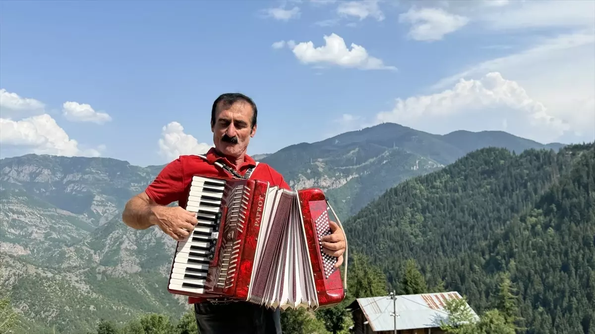 Artvin\'in Şavşat ilçesinde 44 yıldır akordiyon çalan Mehmet Yılmaz