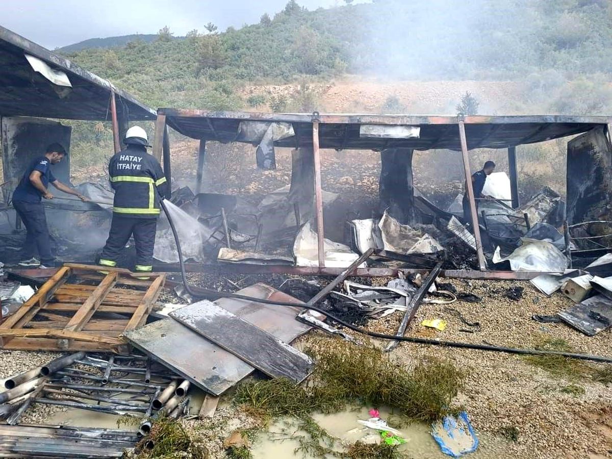 Hatay\'da İnşaat İşçilerinin Kaldığı Konteynerlerde Yangın Çıktı