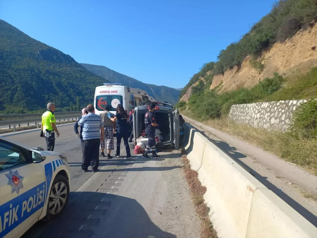 Amasya\'da hafif ticari aracın devrilmesi sonucu 3 kişi yaralandı