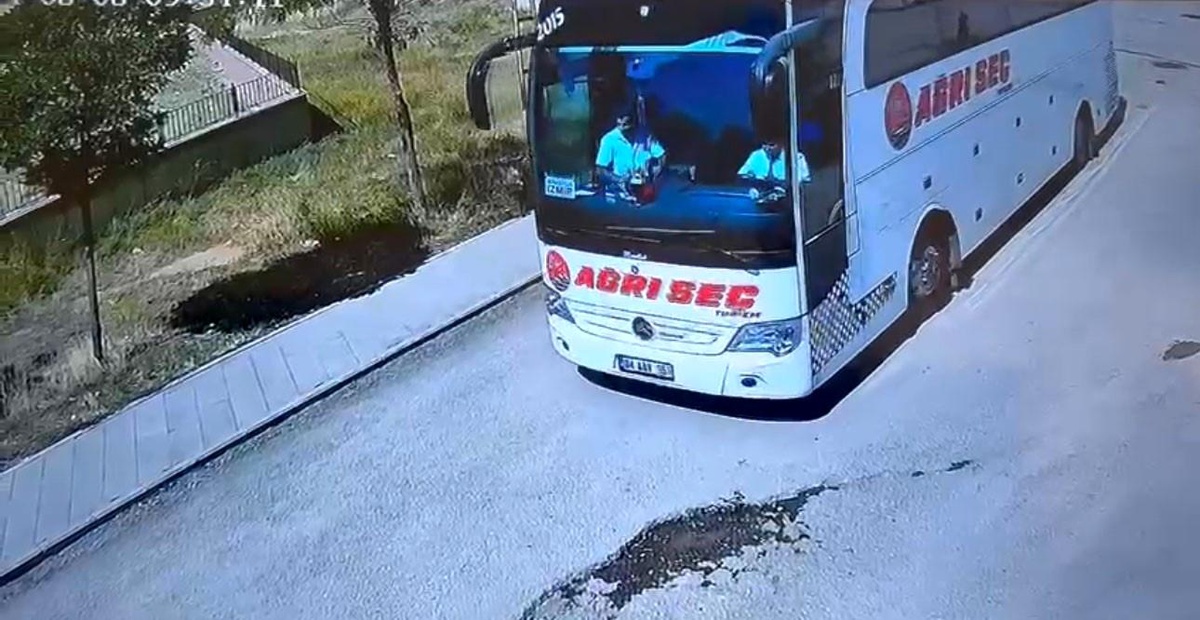 Ankara\'da yolcu otobüsü köprünün ayağına saplandı