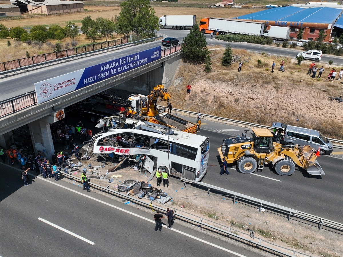 Ankara\'nın Polatlı ilçesi yakınlarında köprü ayağına çarpan otobüsün güvenlik kamerası görüntüleri ortaya çıktı