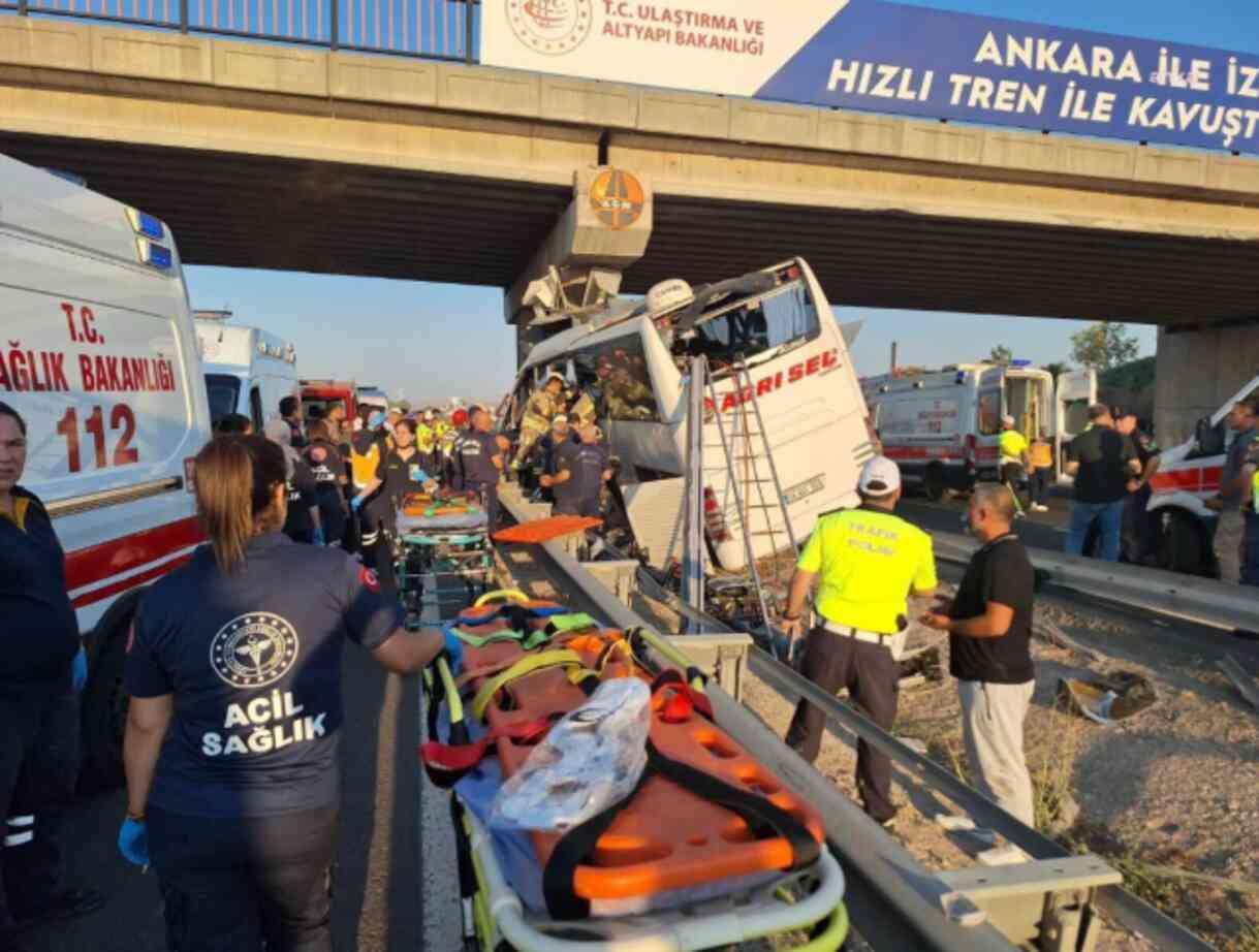 Ankara'da yolcu otobüsü köprünün ayağına saplandı! Çok sayıda ölü ve yaralı var