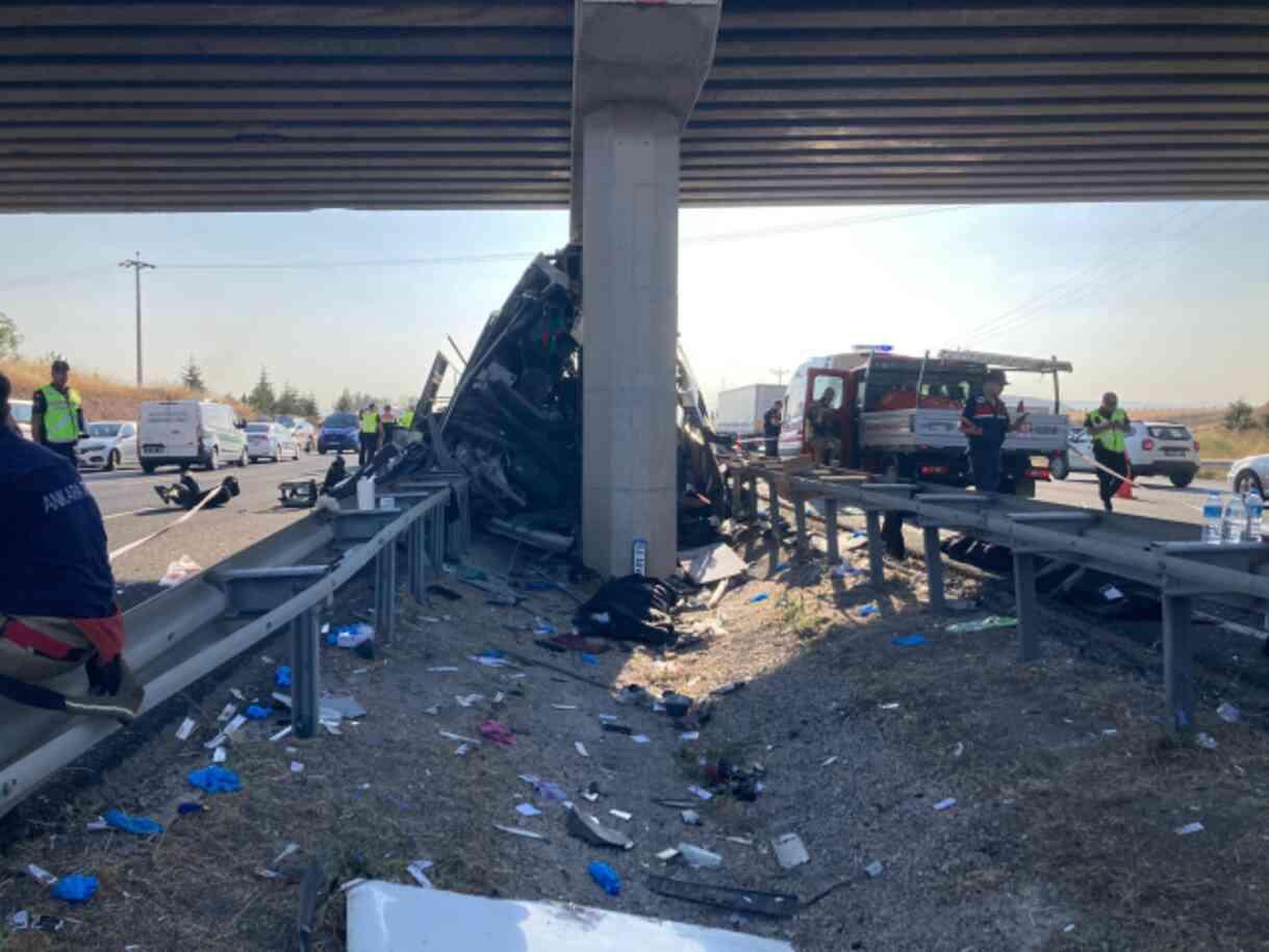 Ankara'da yolcu otobüsü köprünün ayağına saplandı! 11 kişi öldü, 25 kişi yaralandı