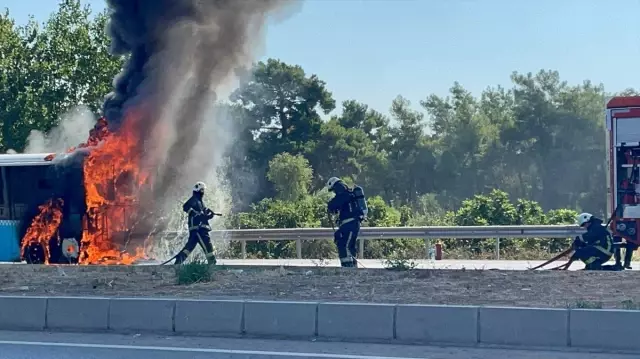 Yolcu dolu otobüs seyir halindeyken alev alev yandı