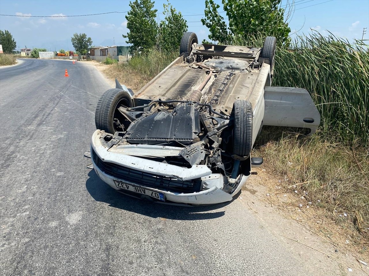 Antalya\'da Otomobil Takla Attı, Sürücü Yara Almadan Kurtuldu