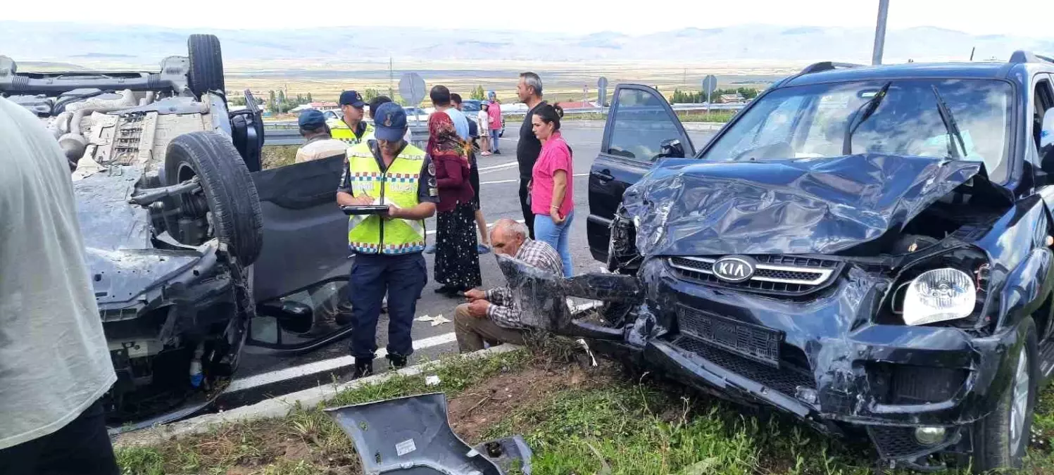 Ardahan\'da kamyonet ile otomobilin çarpıştığı kazada 7 kişi yaralandı