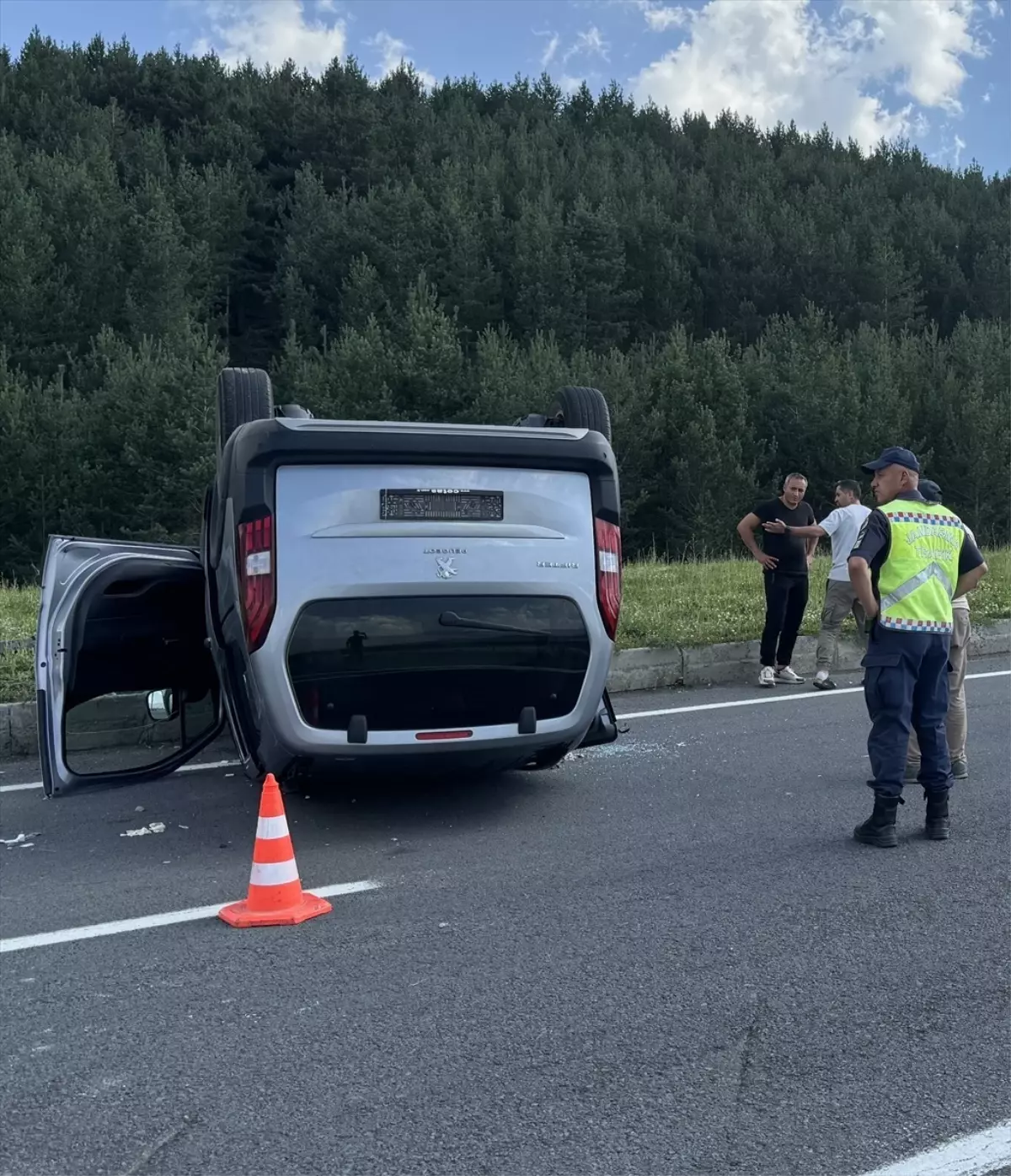 Ardahan\'da kamyonet ile otomobilin çarpışması sonucu 7 kişi yaralandı