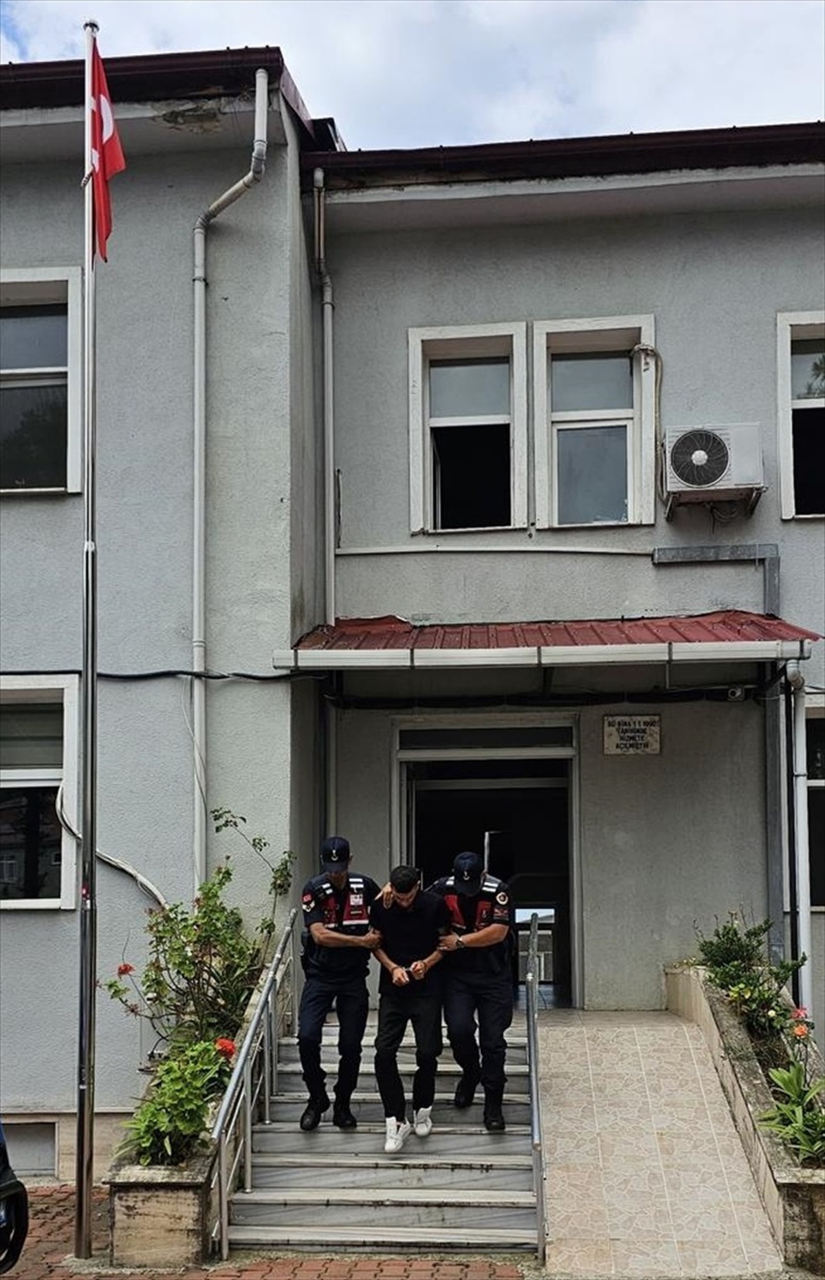 Artvin\'de yasa dışı yollarla Gürcistan\'a geçmeye çalışan 3 kişi yakalandı