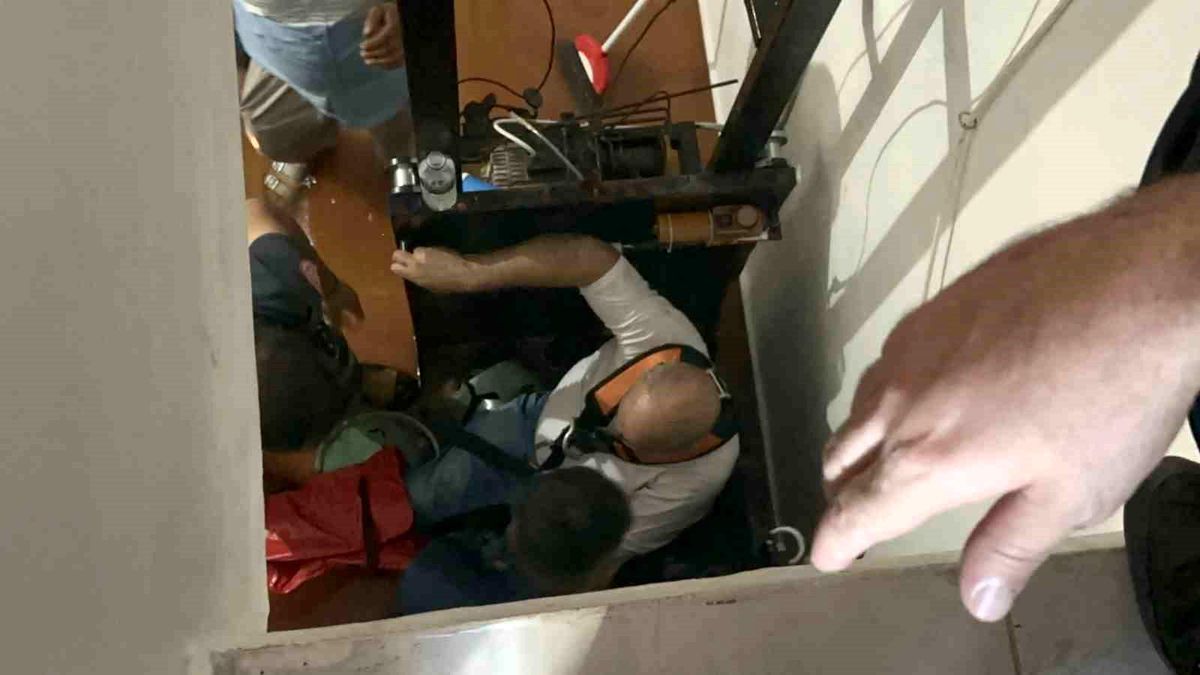 Elazığ\'da iş yerinin zemin katından düşen şahıs kurtarıldı