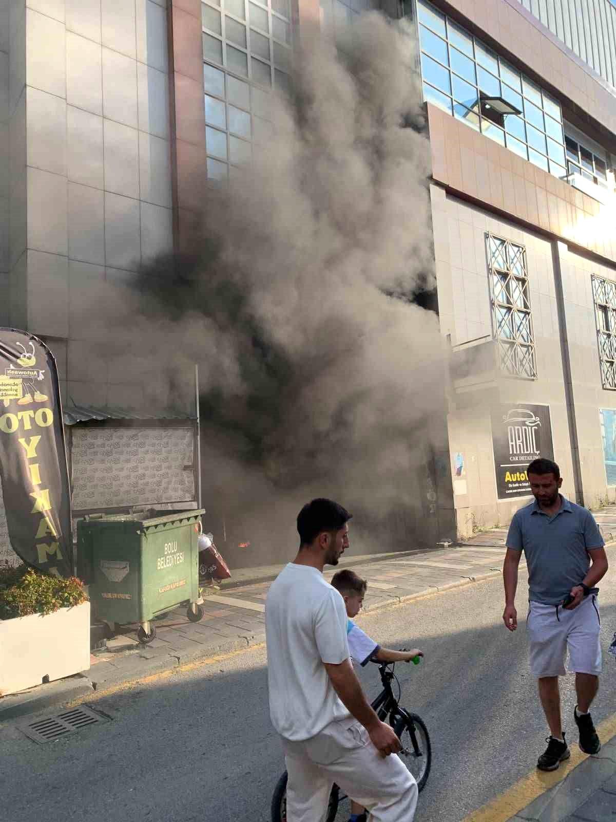 Bolu\'da AVM\'nin Otopark Girişinde Yangın Çıktı