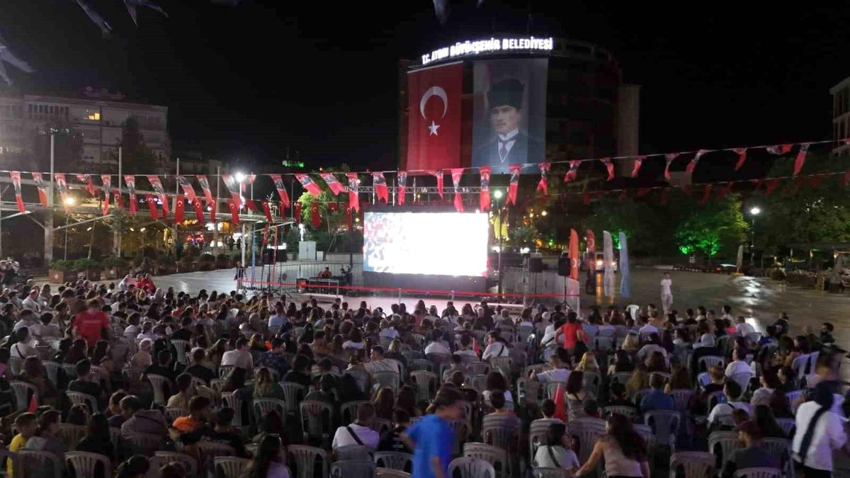 Aydın Büyükşehir Belediyesi, A Milli Kadın Voleybol Takımı\'nın maçını dev ekranda yayınladı