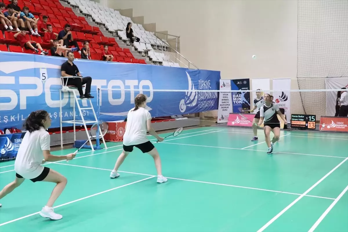 Türkiye Badminton Süper Lig ve Gelişim Ligi 4. etap müsabakaları Erzincan\'da başladı