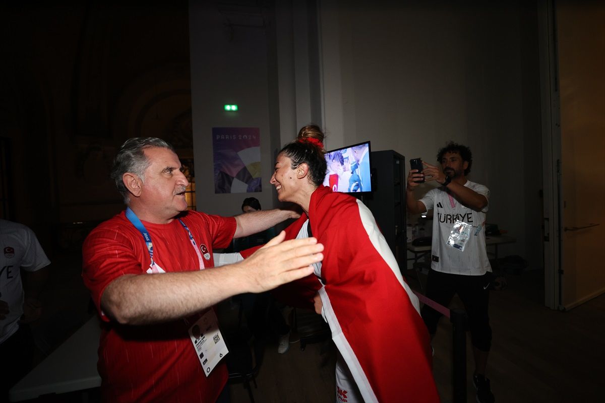Gençlik ve Spor Bakanı Osman Aşkın Bak, Nafia Kuş Aydın\'ı Tebrik Etti