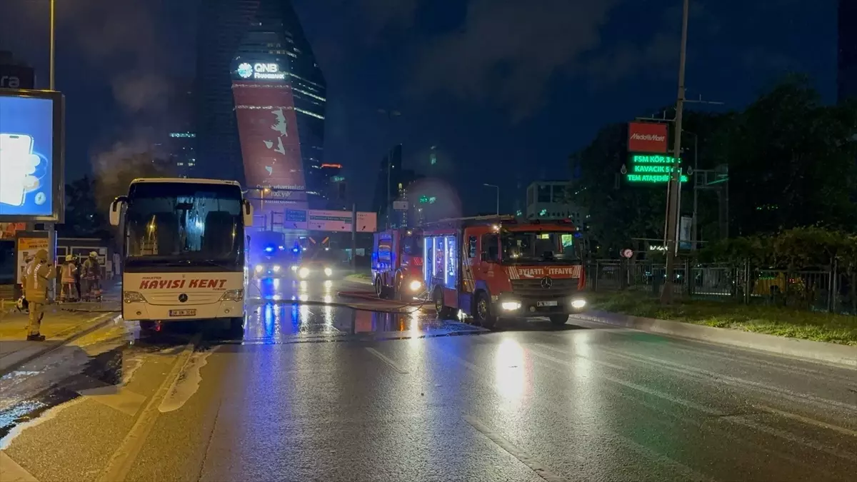 Beşiktaş\'ta seyir halindeki otobüste yangın çıktı