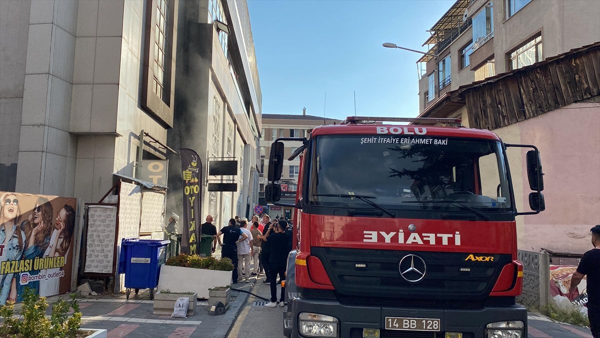 Bolu\'da alışveriş merkezi otoparkında yangın çıktı