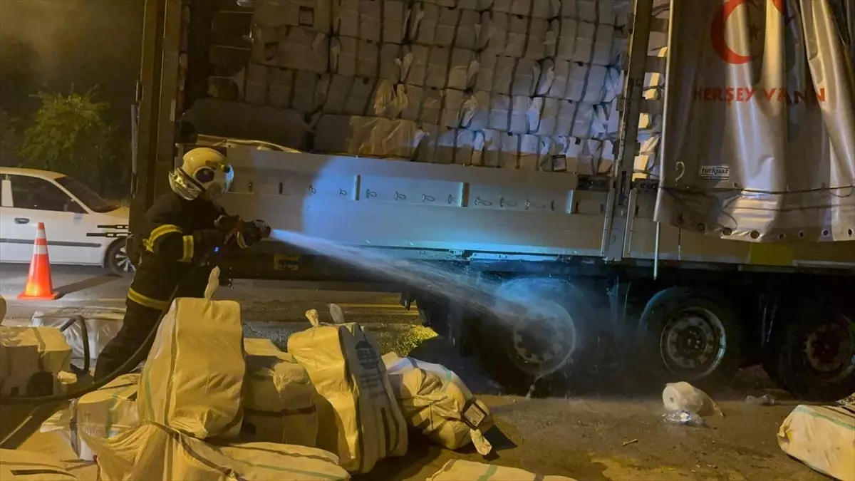 Bolu Dağı\'nda İplik Yüklü Tırda Yangın Çıktı