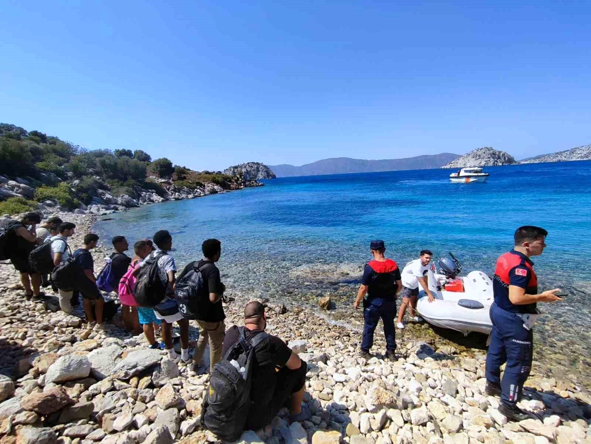 Marmaris\'te 13 düzensiz göçmen ve 2 göçmen kaçakçısı yakalandı