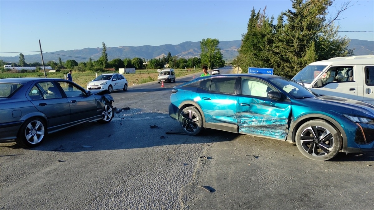 Orhangazi\'de Zincirleme Trafik Kazası: 2 Yaralı