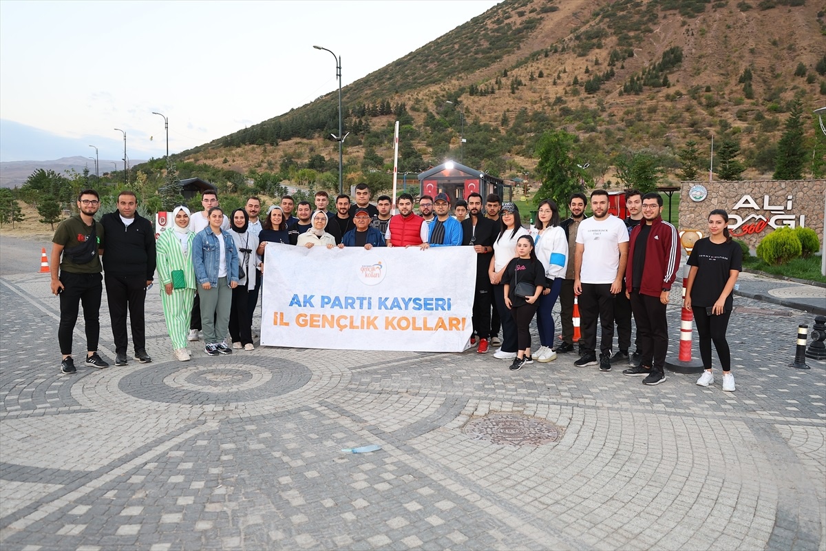 Kayseri Büyükşehir Belediye Başkanı Gençlerle Ali Dağı\'nda Yürüyüş Yaptı
