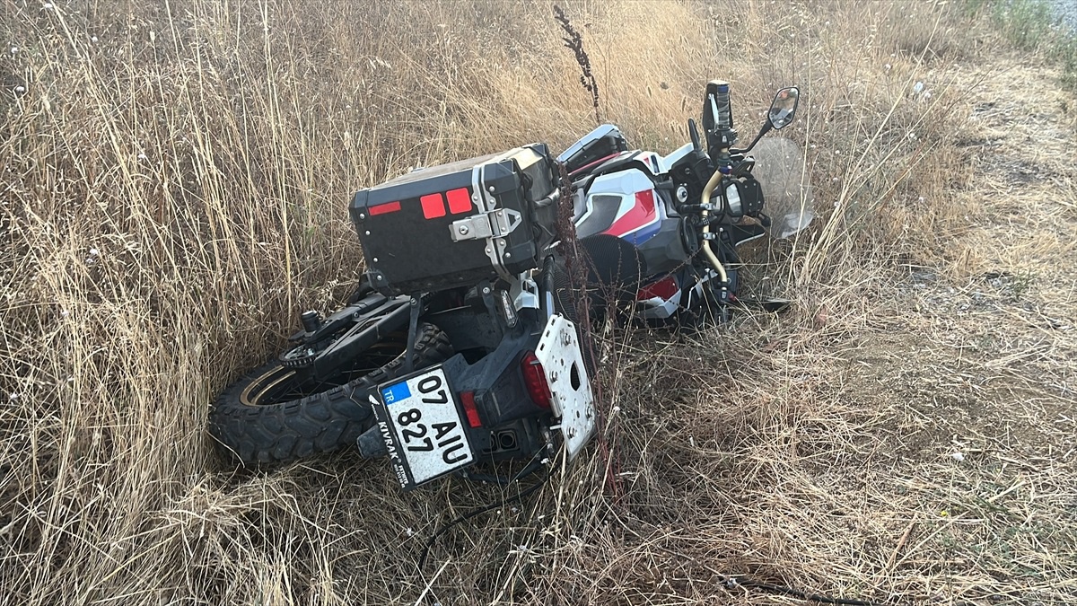 Çanakkale\'de Otomobil ve Motosiklet Çarpıştı: 1 Yaralı
