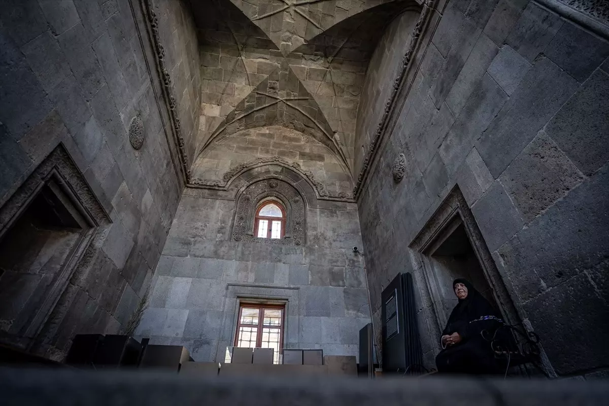 Erzurum Çifte Minareli Medrese\'de sergilenen 113 eser dikkat çekiyor