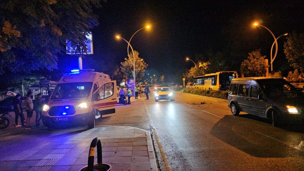Çorum\'da motosikletin hafif ticari araca arkadan çarptığı kazada 1 kişi yaralandı