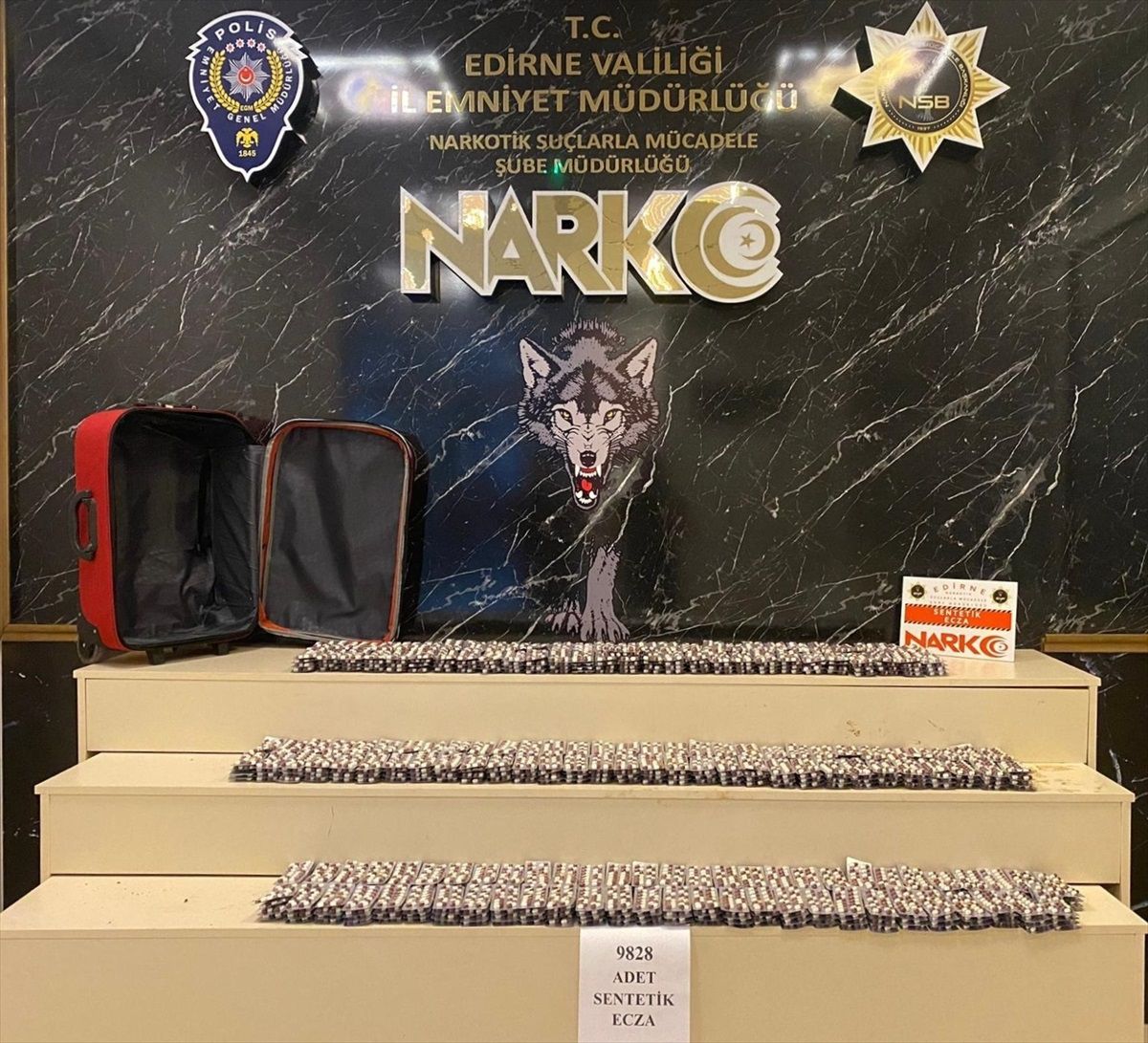 Edirne\'de Uyuşturucu Operasyonunda 9 Bin 828 Sentetik Ecza Hapı Ele Geçirildi