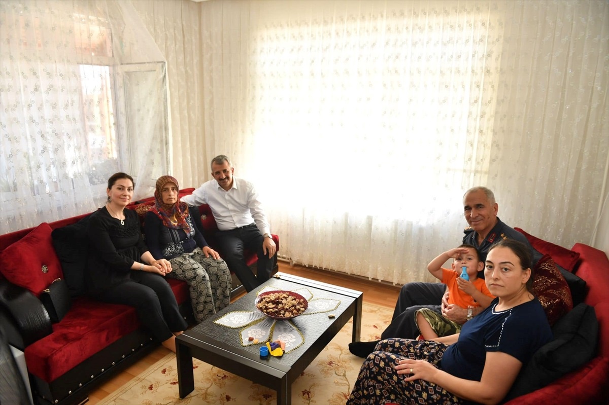 Edirne Valisi Yunus Sezer, şehit ailesine ziyarette bulundu