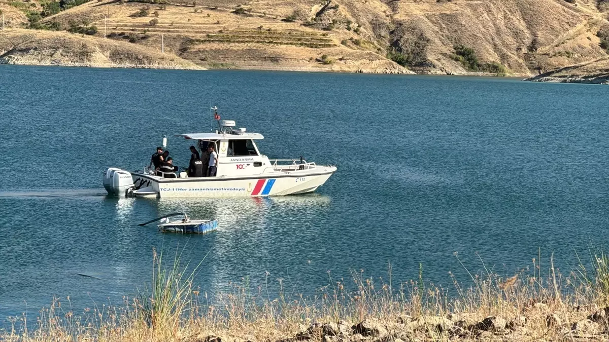 Elazığ\'da Keban Baraj Gölü\'nde kaybolan genç için arama çalışması başlatıldı