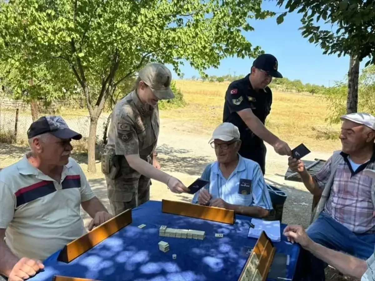 Elazığ\'da Jandarma Ekipleri Kadına Yönelik Şiddetin Önlenmesi İçin Bilgilendirme Çalışması Yaptı