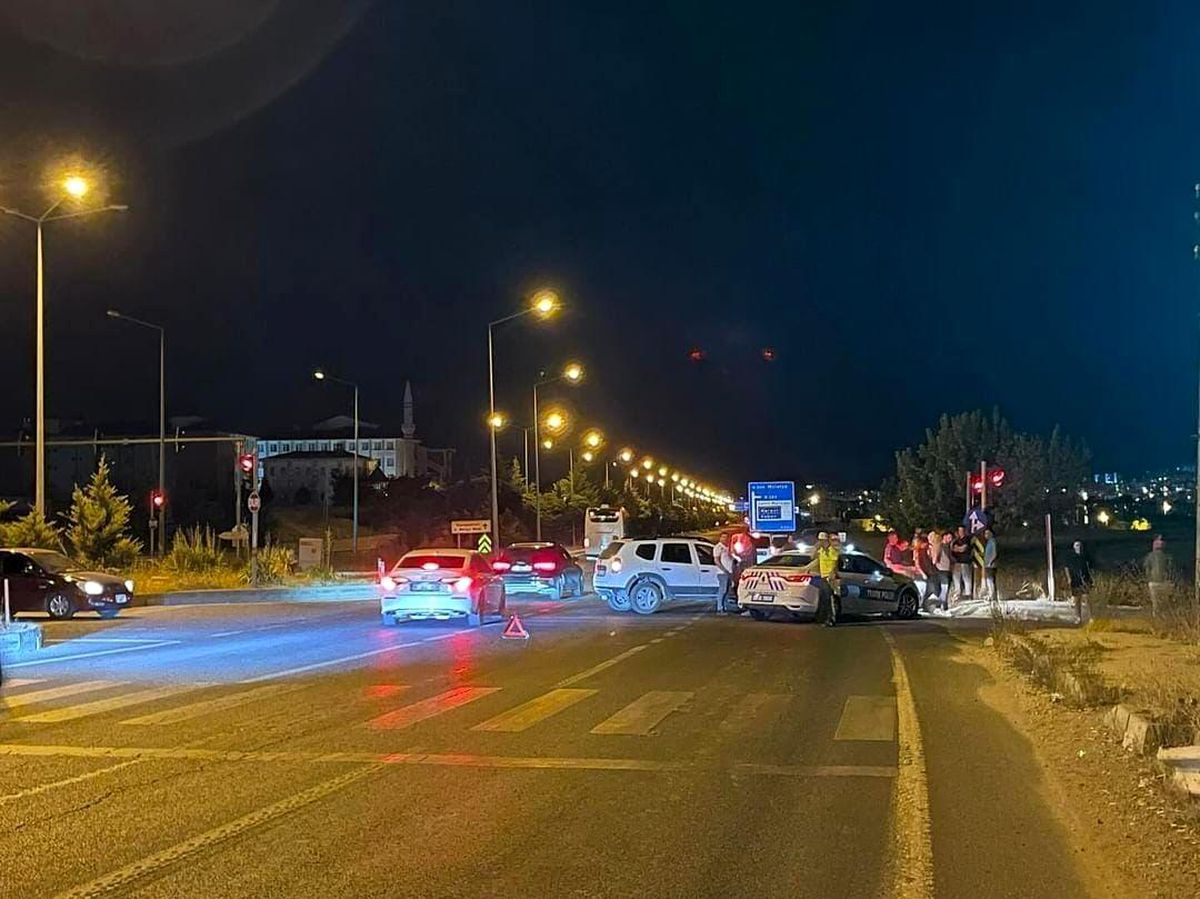 Elazığ\'da iki otomobil çarpıştı, araçlarda hasar oluştu