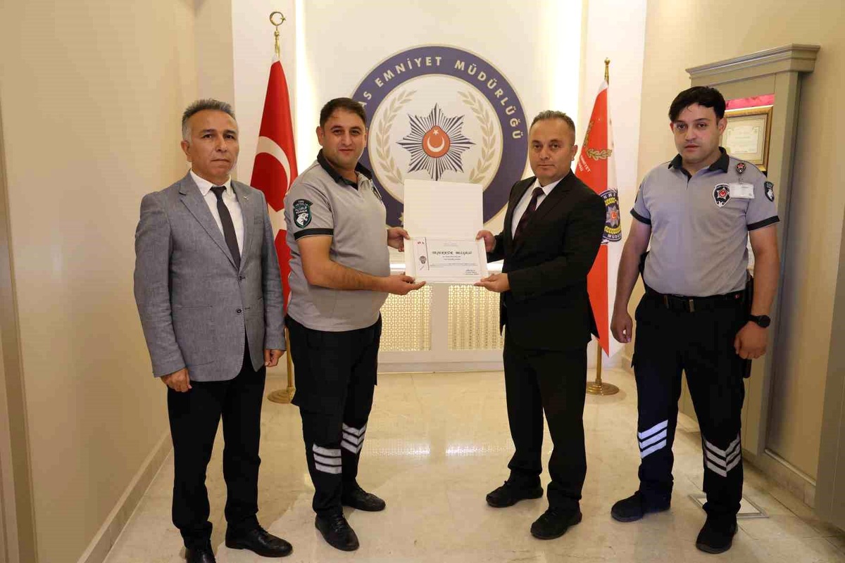 Sivas İl Emniyet Müdürlüğü Özel Güvenlik Görevlilerine Teşekkür Belgesi Takdim Etti