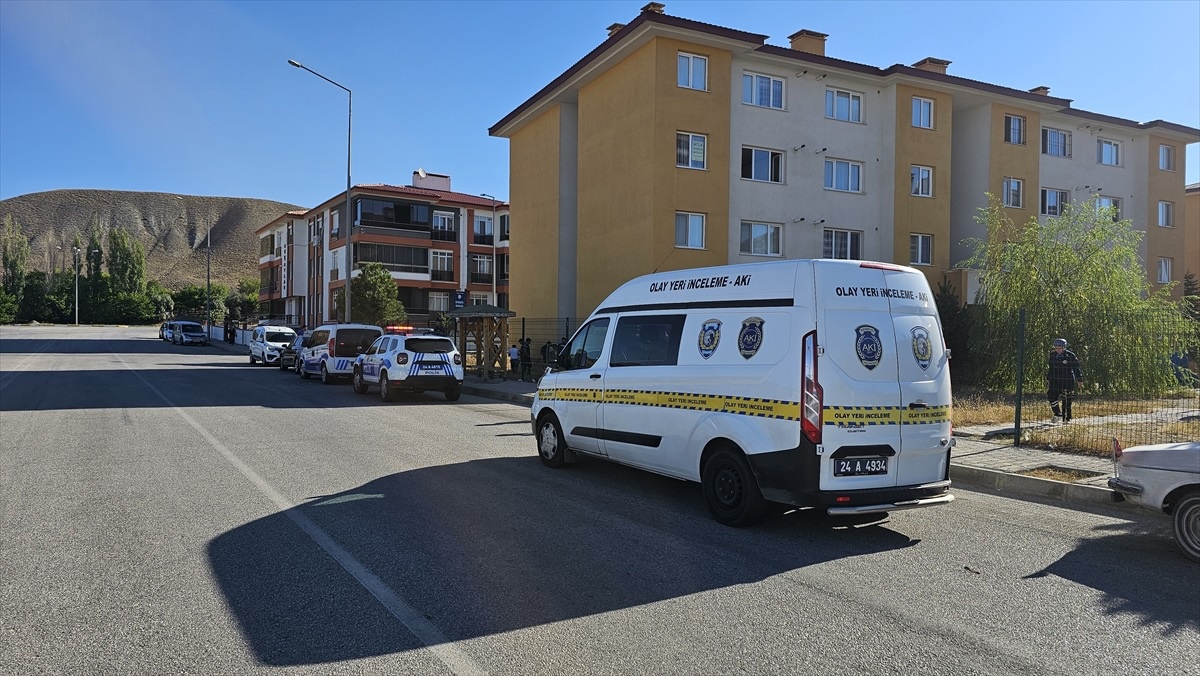 Erzincan\'da bir kişi apartman dışında bulunan boşlukta ölü bulundu