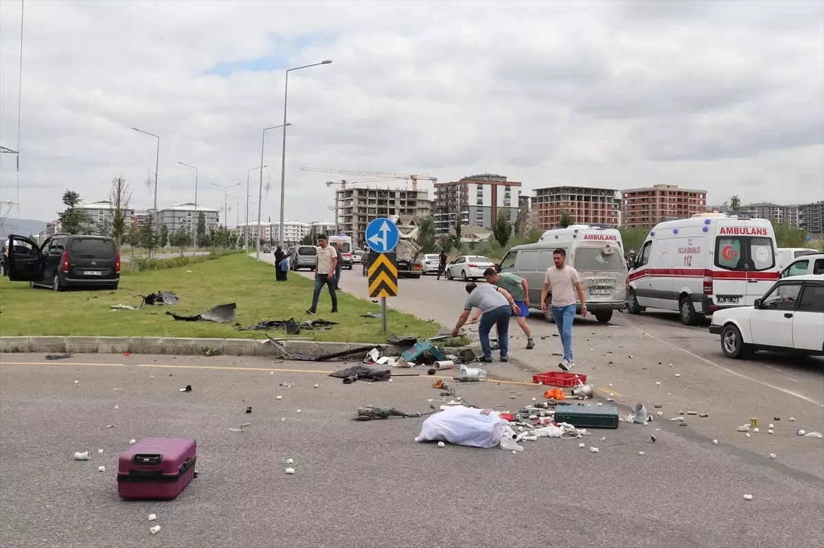 Erzurum\'da iki hafif ticari araç çarpıştı, 9 kişi yaralandı