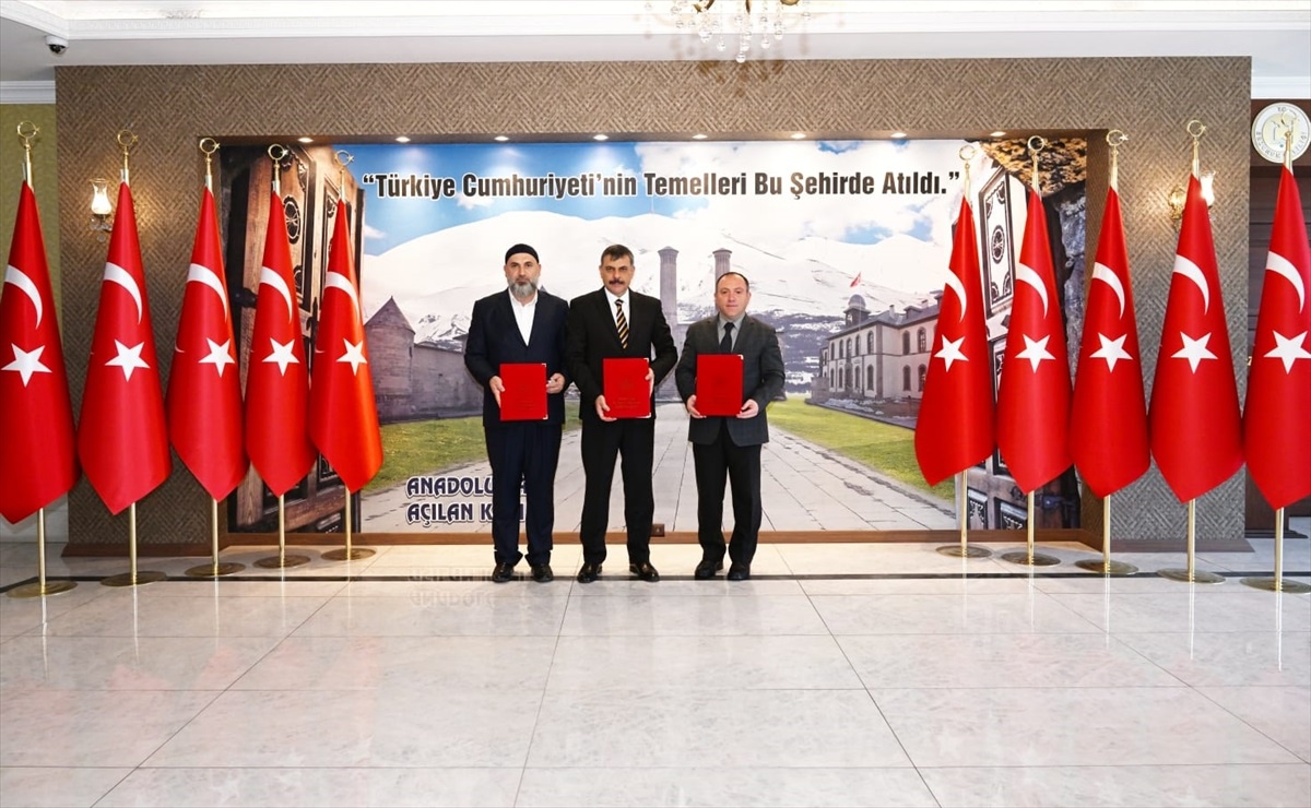 Erzurum\'da İl Milli Eğitim Müdürlüğü ile Taşmağazaları Koruma El Sanatları Değerli Metalleri Tanıtma ve Yaşatma Derneği Arasında Eğitim İşbirliği Protokolü İmzalandı