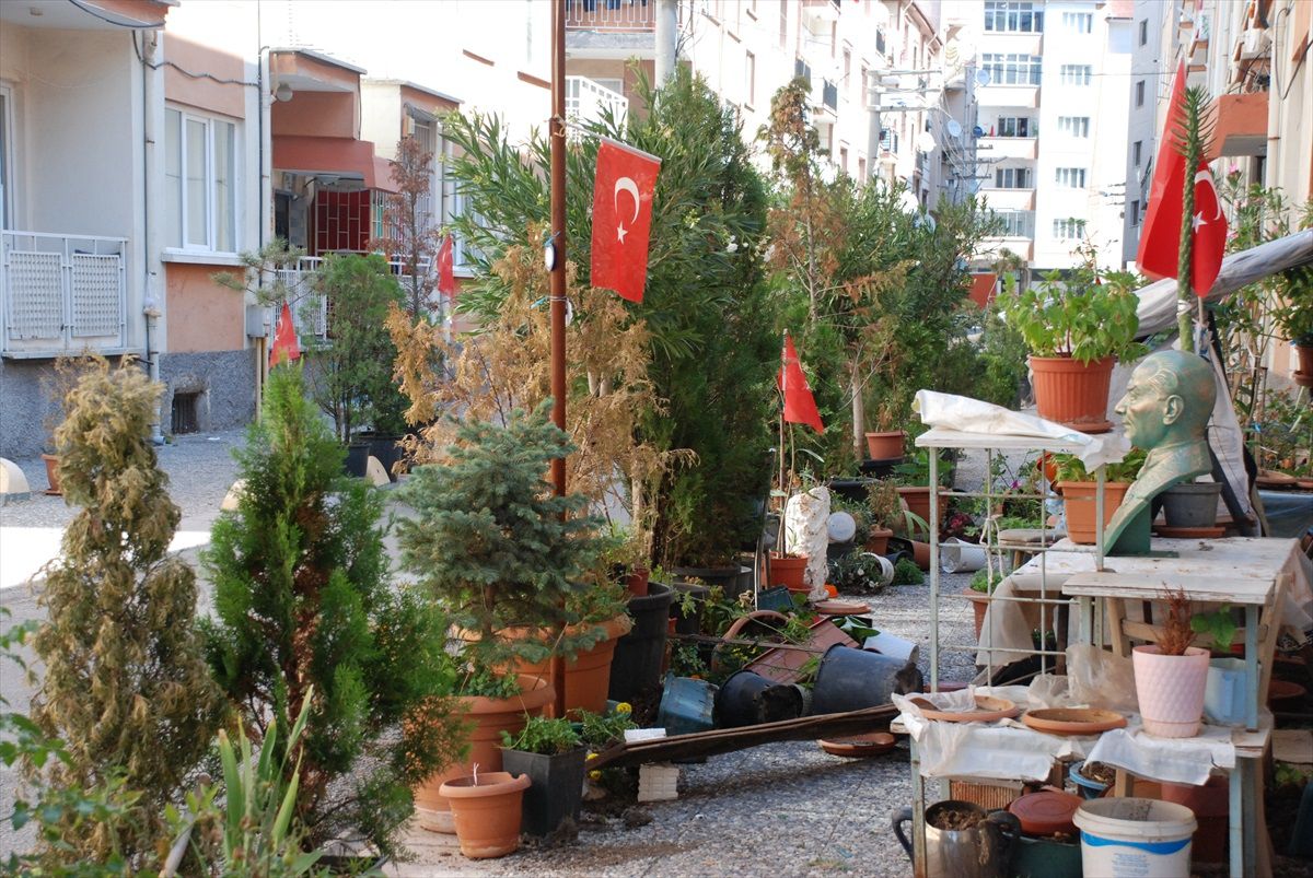 Eskişehir\'de Felçli Eşinin Kaldırımını Süsleyen Adamın Bahçesi Tahrip Edildi