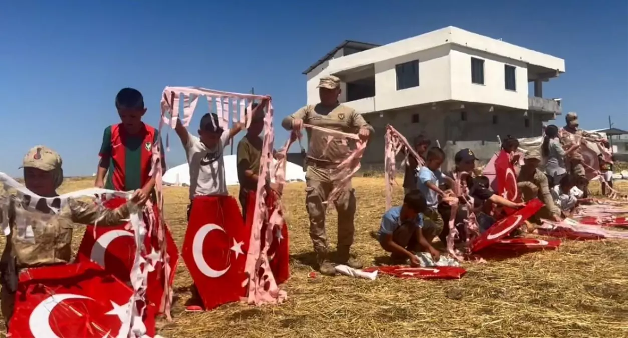 Diyarbakır\'da Dicle Elektrik çalışmasına engel olan çocuklara jandarma tarafından ikramlık yiyecekler ve Türk bayraklı uçurtmalar dağıtıldı