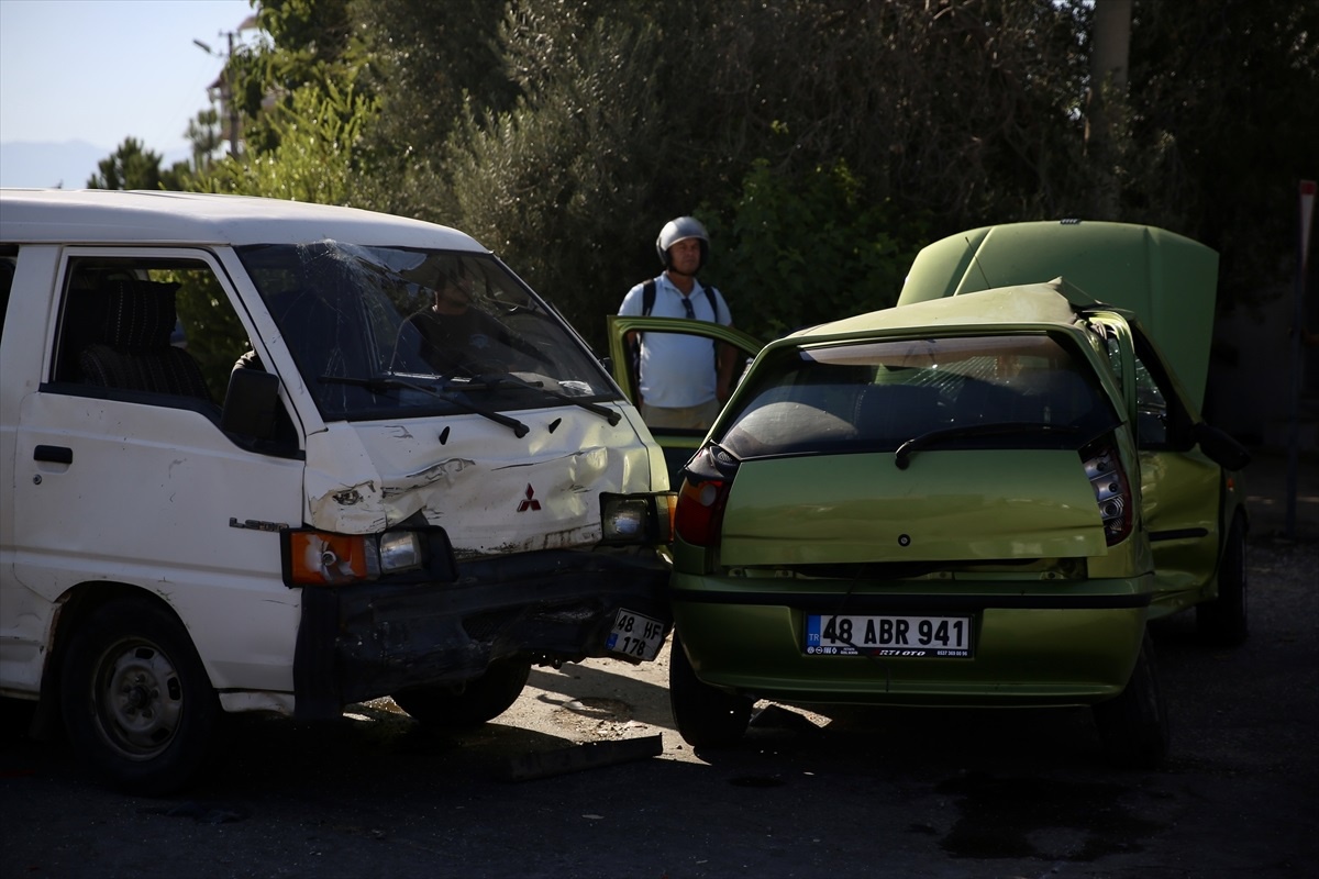 Fethiye\'de Kamyonetle Otomobil Çarpıştı: 3 Yaralı