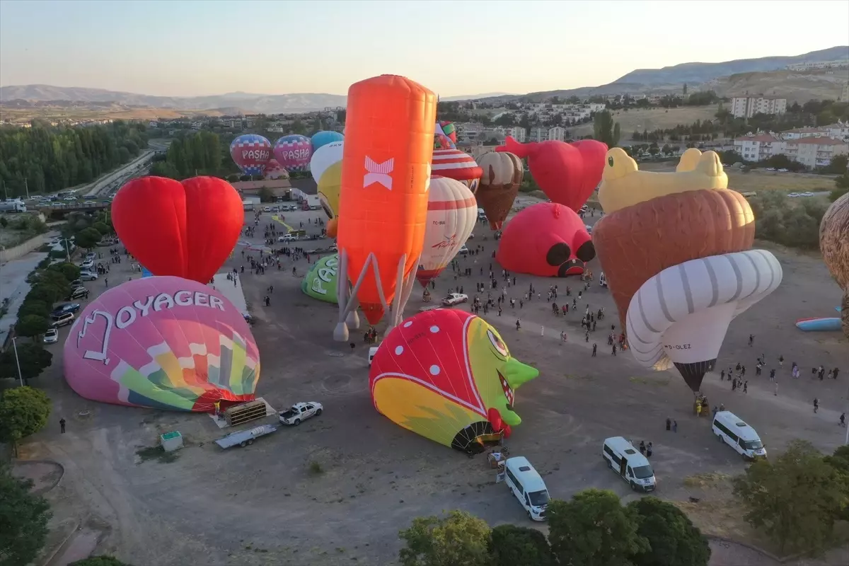 Nevşehir Kültür Yolu Festivali\'nde Figürlü Sıcak Hava Balonları Gösteri Uçuşu Gerçekleştirdi