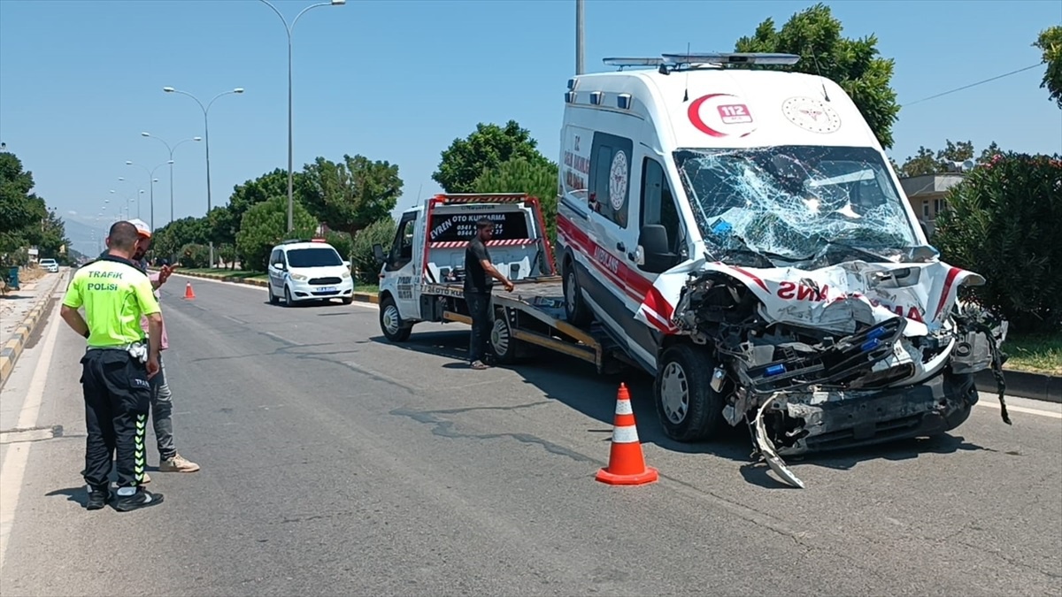 Gaziantep\'te Ambulansla Tanker Çarpıştı: 3 Sağlık Görevlisi Yaralandı