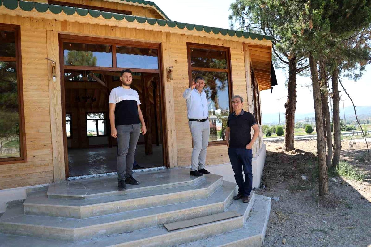 Gediz\'de Ahşap Kafe Projesi Tamamlanmak Üzere