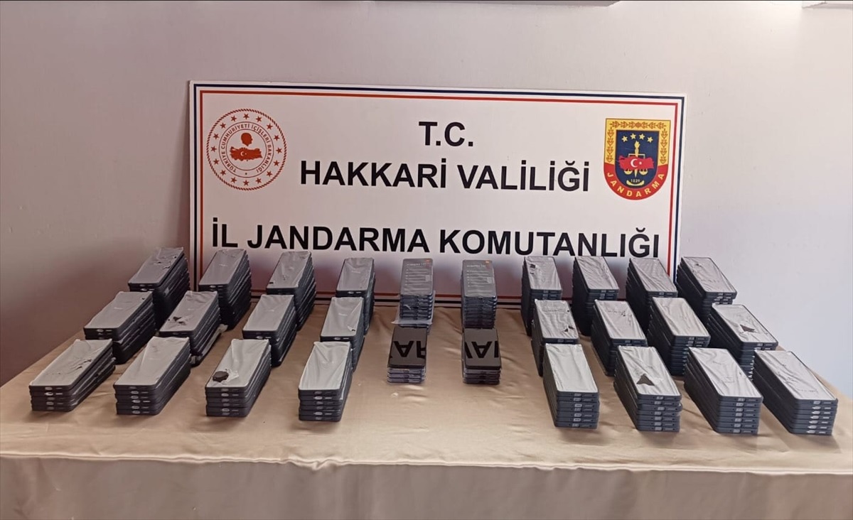 Hakkari\'de düzenlenen operasyonda gümrük kaçağı malzeme ele geçirildi