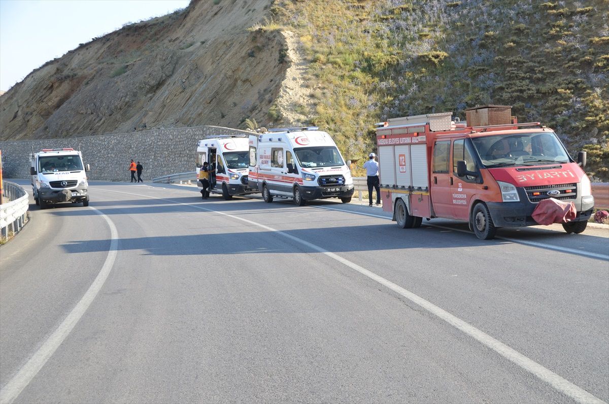 Yüksekova\'da otomobil şarampole devrildi: 1 ölü, 3 yaralı