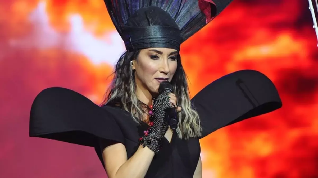 Hande Yener, \'\'Çıplaklardan rahatsızız\'\' diyen kişiye patladı: İran\'a git, orada yaşa