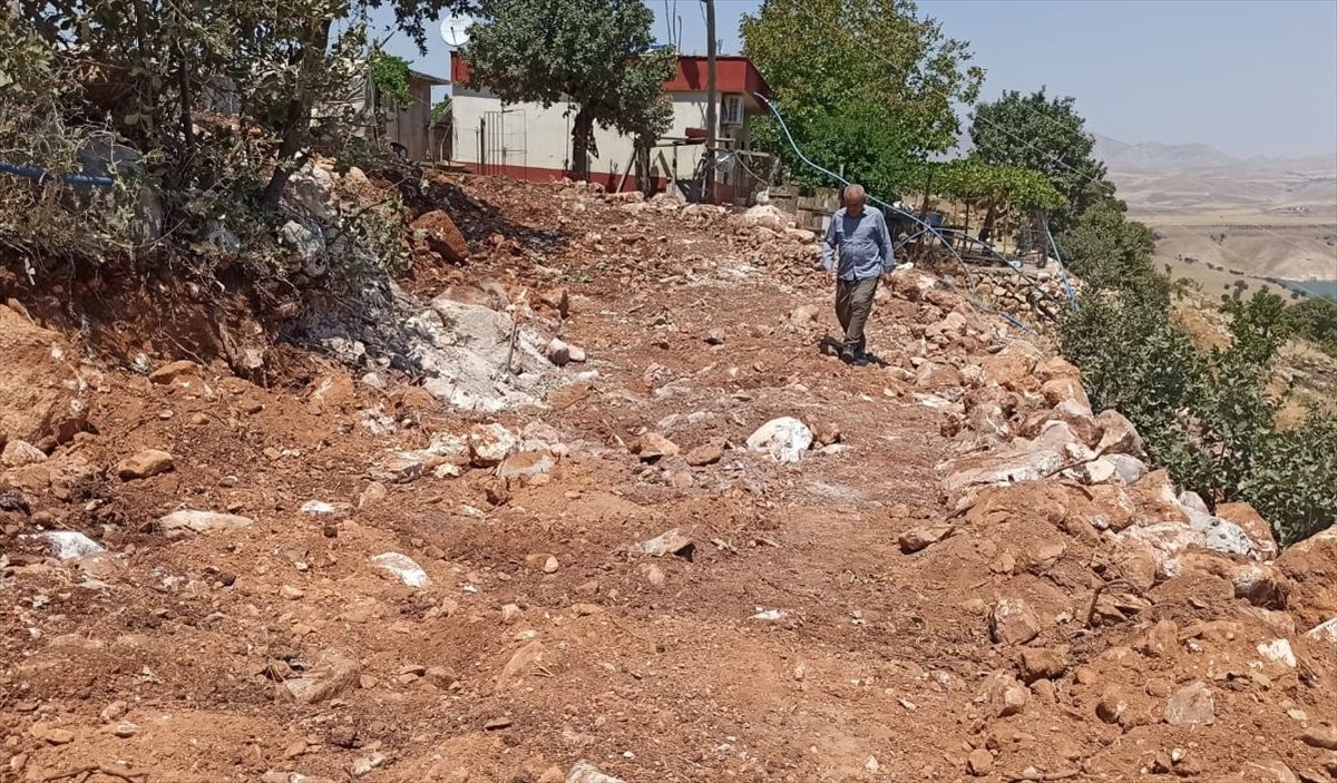 Hasankeyf ilçesine bağlı Palamut köyünde yol yapım çalışmaları tamamlandı